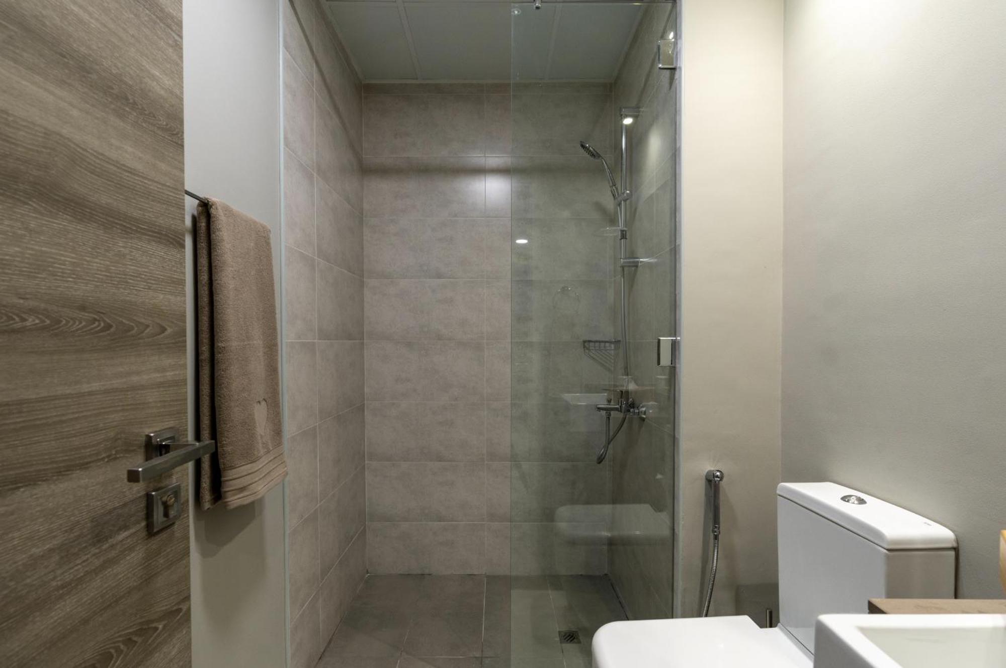 Blvd - Upgraded Highrise Suites Apartment